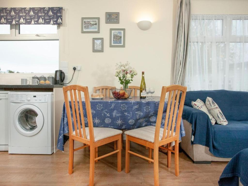 Sunnydaze-Detached Chalet With 2 Bedrooms And 2 Bathrooms And Private Parking Outside Door Дартмут Екстериор снимка
